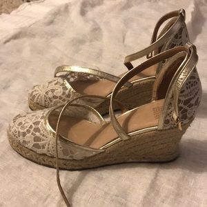 ANTHROPOLOGIE JASPER & JEERA CREAM GOLD LACE WEDGE
